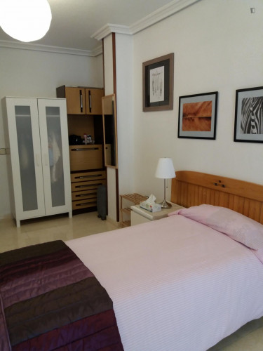 Single bedroom in a 3-bedroom apartment near Jardín De Floridablanca