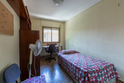 Single bedroom in 3-bedroom apartment