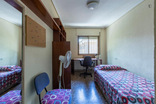 Single bedroom in 3-bedroom apartment