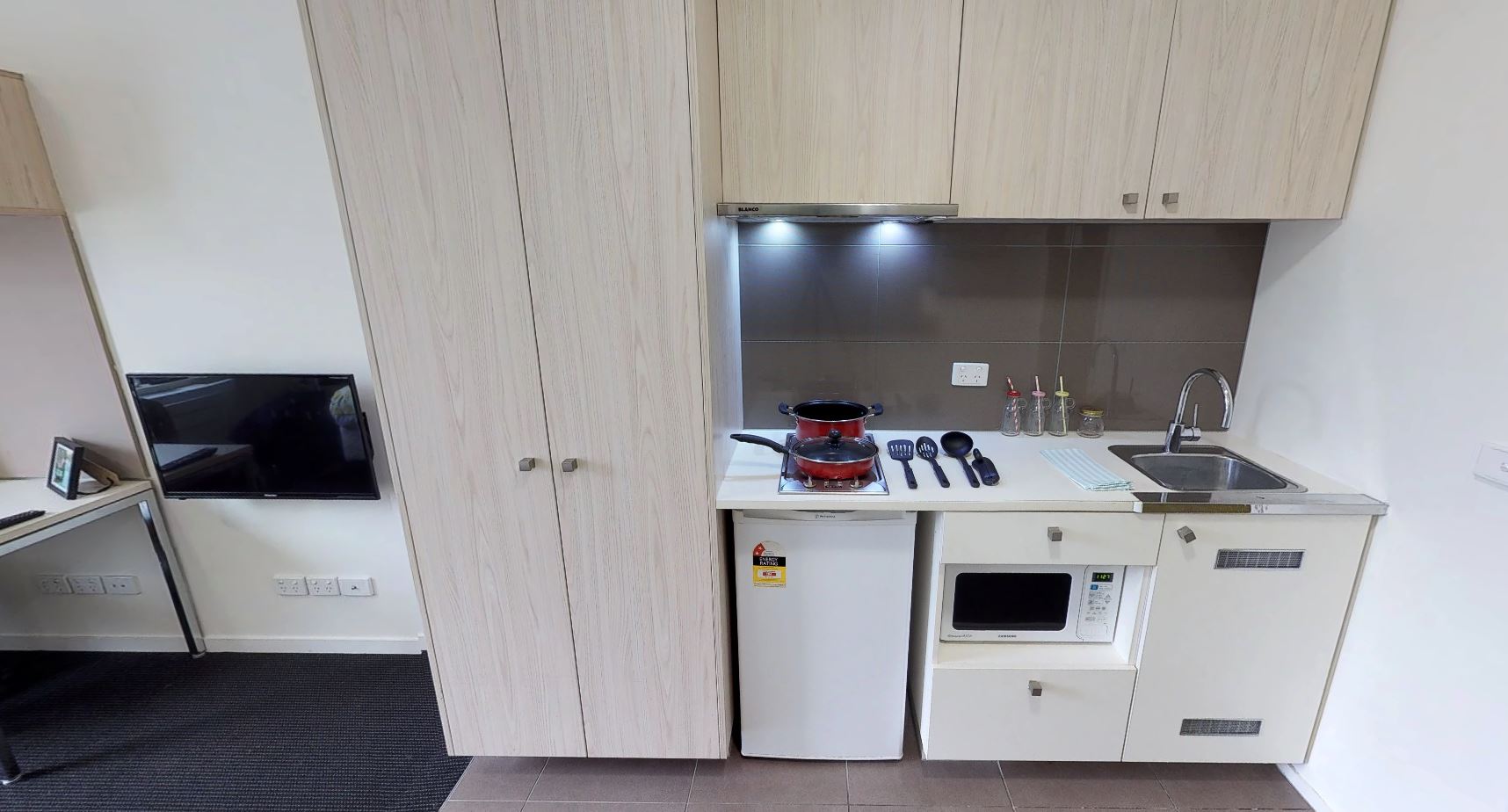  Studio Apartment Standard - Double Bed  -  Student Living on Cobden  - Gallery -  4