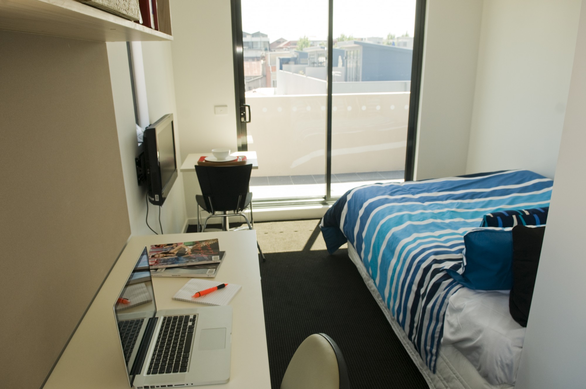 Studio Apartment Balcony - Double Bed - Student Living on Cobden - Gallery - 5