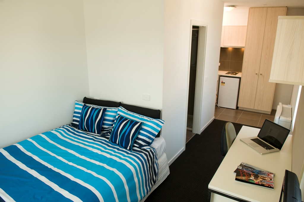 Studio Apartment Balcony - Double Bed - Student Living on Cobden - Gallery - 4