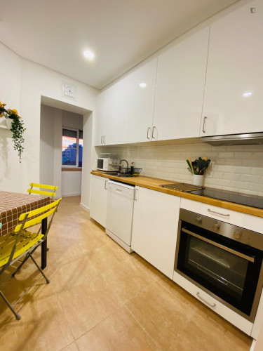 Single bedroom in a 3-bedroom apartment near Roma metro station