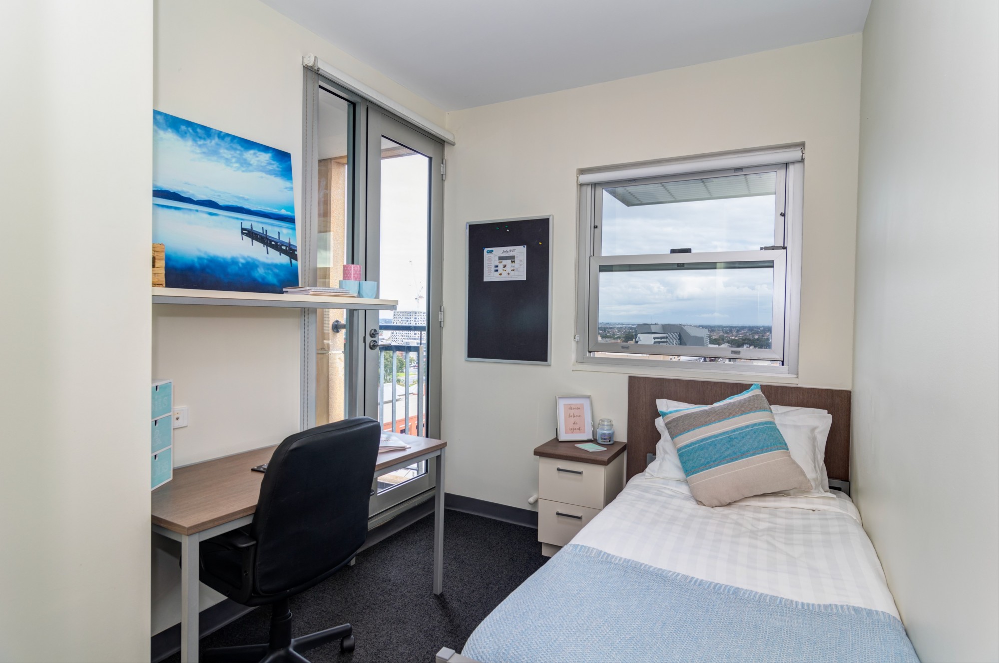 Penthouse Loft Deluxe With Balcony - UniLodge @ Metro Adelaide - Gallery - 1