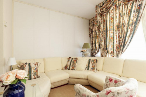 Single bedroom in 4-bedroom apartment