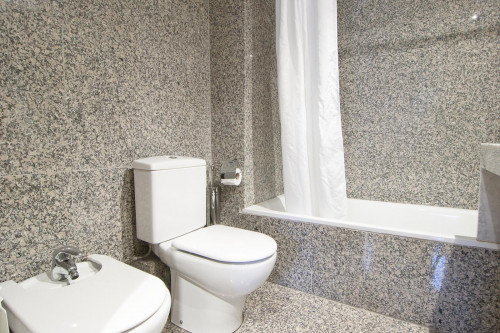 Spacious 4-bedroom apartment in residential El Putxet