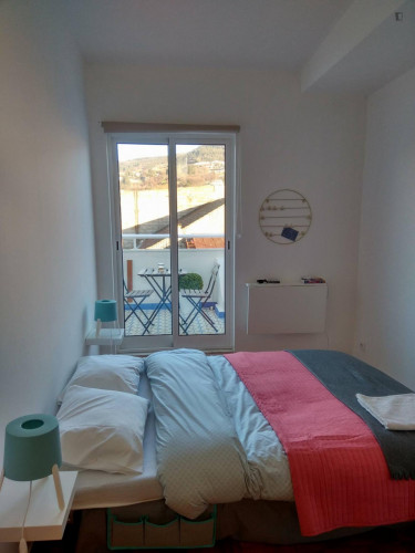 Double bedroom in a 3-bedroom apartment near Alameda metro station