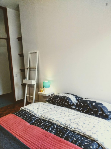 Double bedroom in a 3-bedroom apartment near Alameda metro station