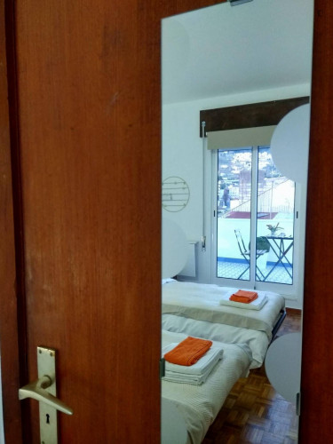 Twin bedroom in a 3-bedroom apartment near Alameda metro station