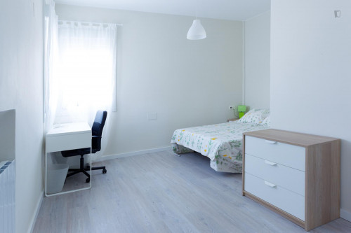 Spacious Ensuite Apartment with Wi-Fi in ES-Zaragoza