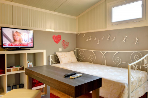 Twin bedroom with some restrictions in the kitchen (not possible to cook hot meals)