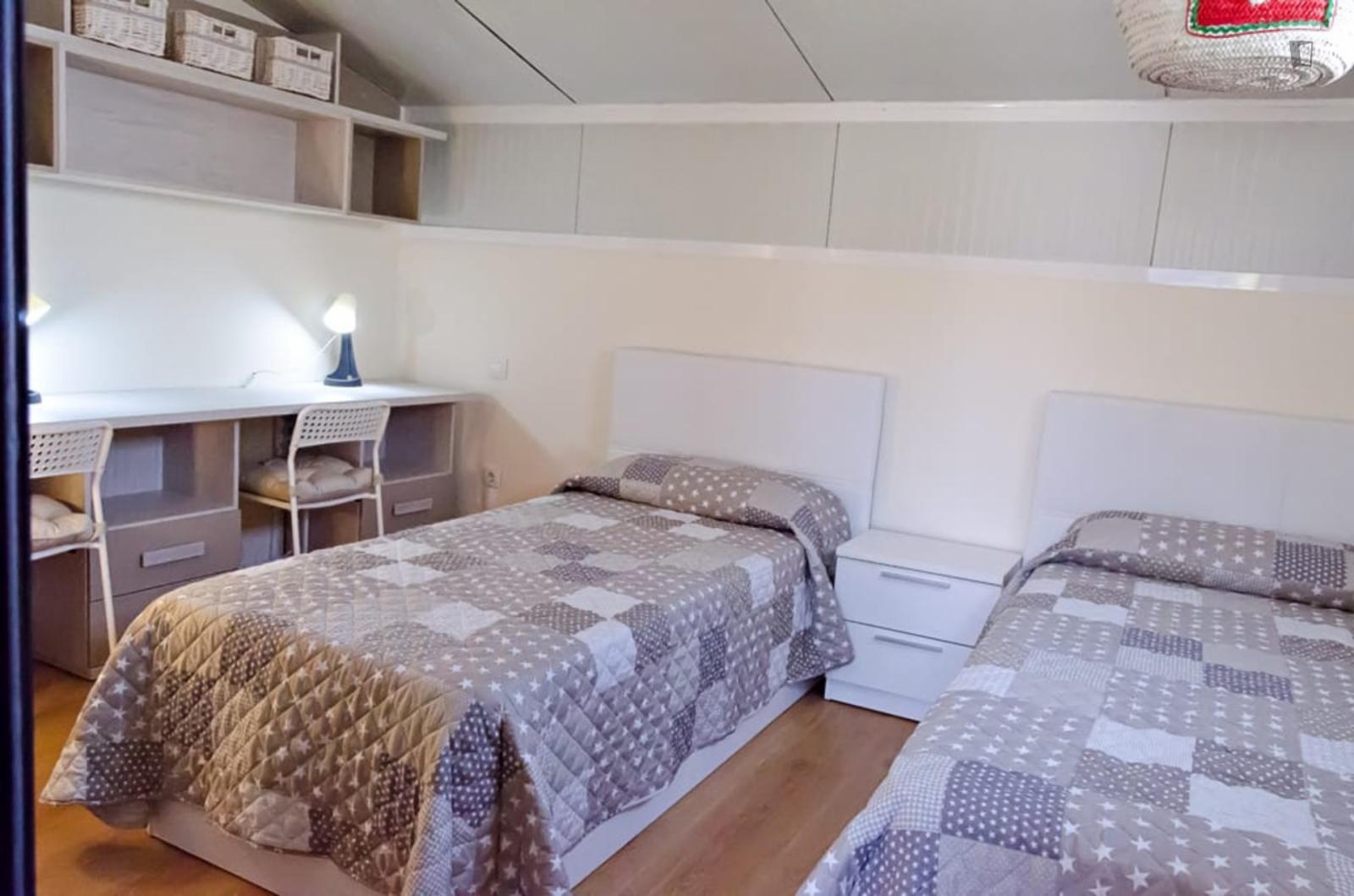 Twin Bedroom With Some Restrictions In The Kitchen (not Possible To Cook Hot Meals) - Twin bedroom with some restrictions in the kitchen (not possible to cook hot meals) - Gallery - 1