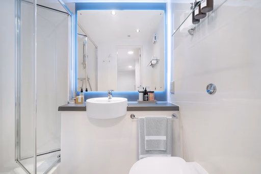  Bronze En Suite  -  Canvas Wembley  - Gallery -  4