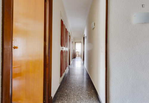 Bedroom with private bathroom in an international student flat next to UM - Gallery - 7