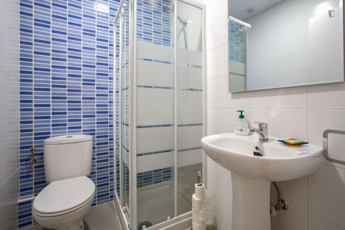 Bedroom with private bathroom in an international student flat next to UM - Gallery - 9
