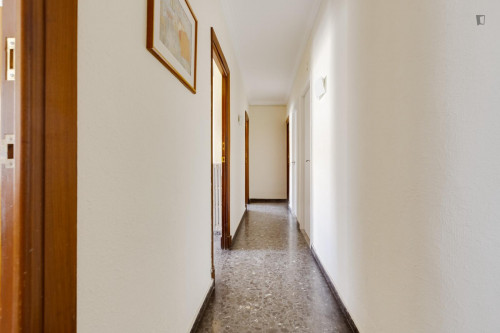 Bedroom with private bathroom in an international student flat next to UM - Gallery - 8