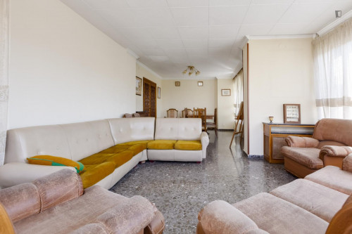 Bedroom with private bathroom in an international student flat next to UM - Gallery - 15