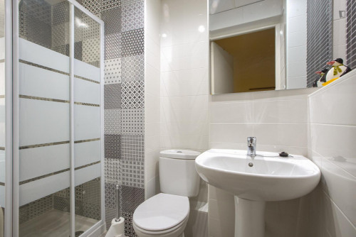 Bedroom with private bathroom in an international student flat next to UM - Gallery - 17