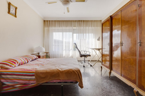 Double bedroom in the heart of student life incredible mountain and Plaza de Toros views