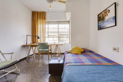 Cosy and big bedroom with great outside window in appartment next to the UM