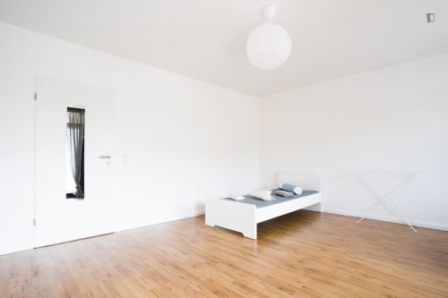 spacious single bedroom in Wersten