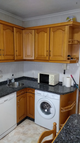 Single bedroom in 4-bedroom apartment