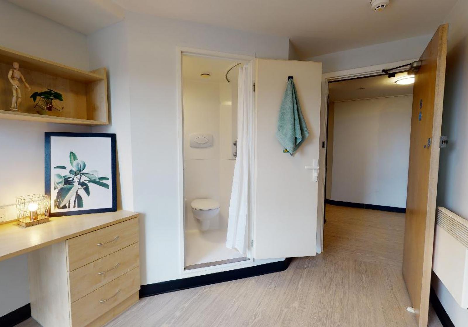 Silver En-Suite - iQ Exchange - Gallery - 3