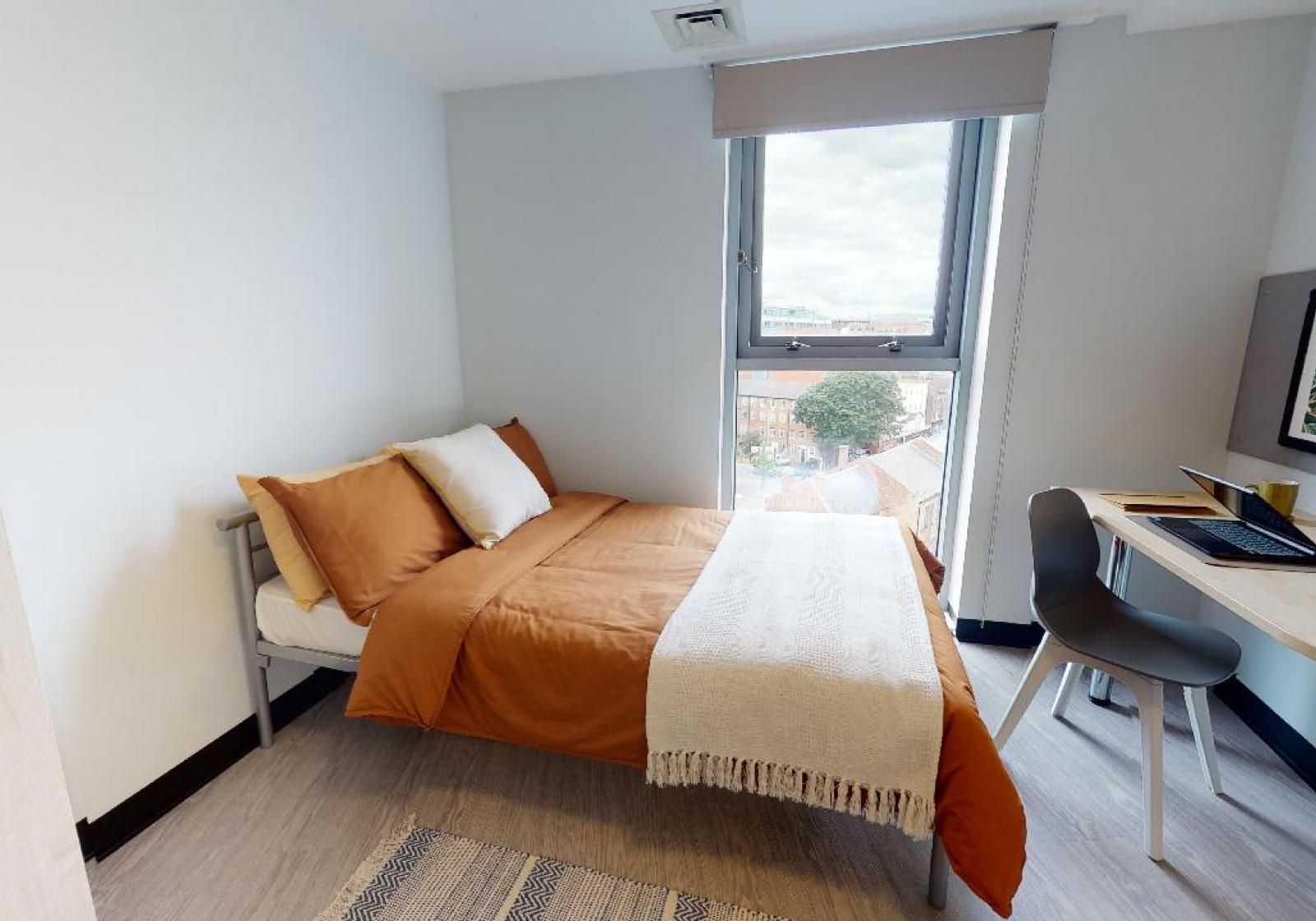 Silver En-Suite - iQ Exchange - Gallery - 1