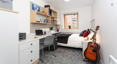 Nice double ensuite bedroom, in a residence near York St John University