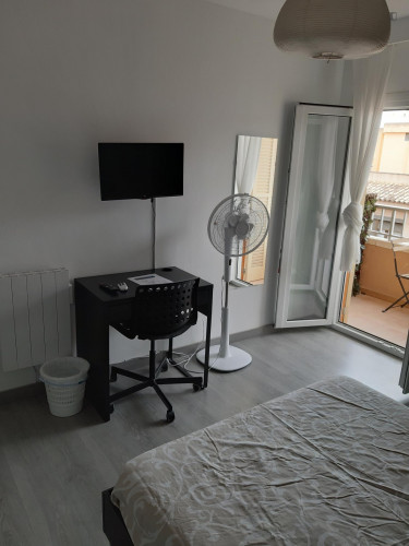 Double bedroom with balcony and private bathroom  - Gallery -  5