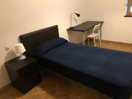 Single bedroom in 4-bedroom apartment