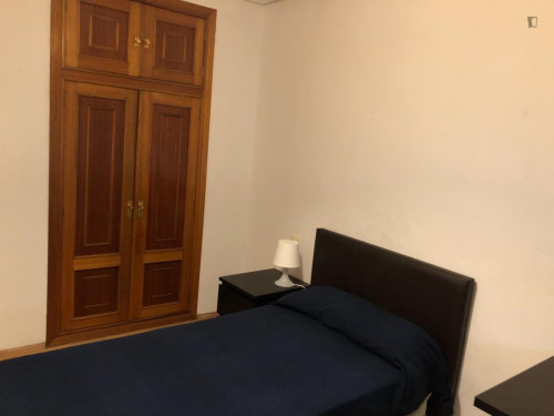 Single bedroom in 4-bedroom apartment