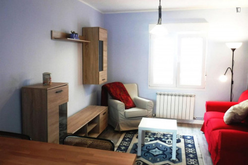 Lovely single bedroom in a 3-bedroom apartment near Jardines del Campillín