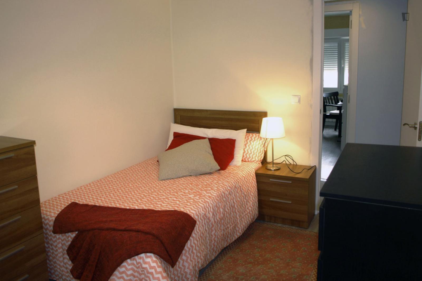 Charming Single Bedroom In A 3-Bedroom Apartment Near Jardines Del Campillín - 1