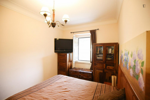 Appealing double bedroom near Areeiro metro  - Gallery -  5