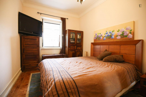 Appealing double bedroom near Areeiro metro