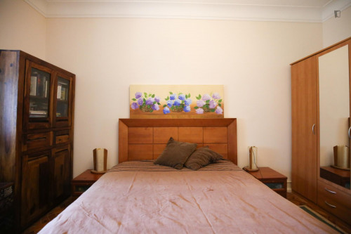 Appealing double bedroom near Areeiro metro