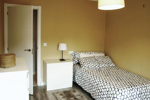 Modern single bedroom in a 3-bedroom apartment near Jardines del Campillín