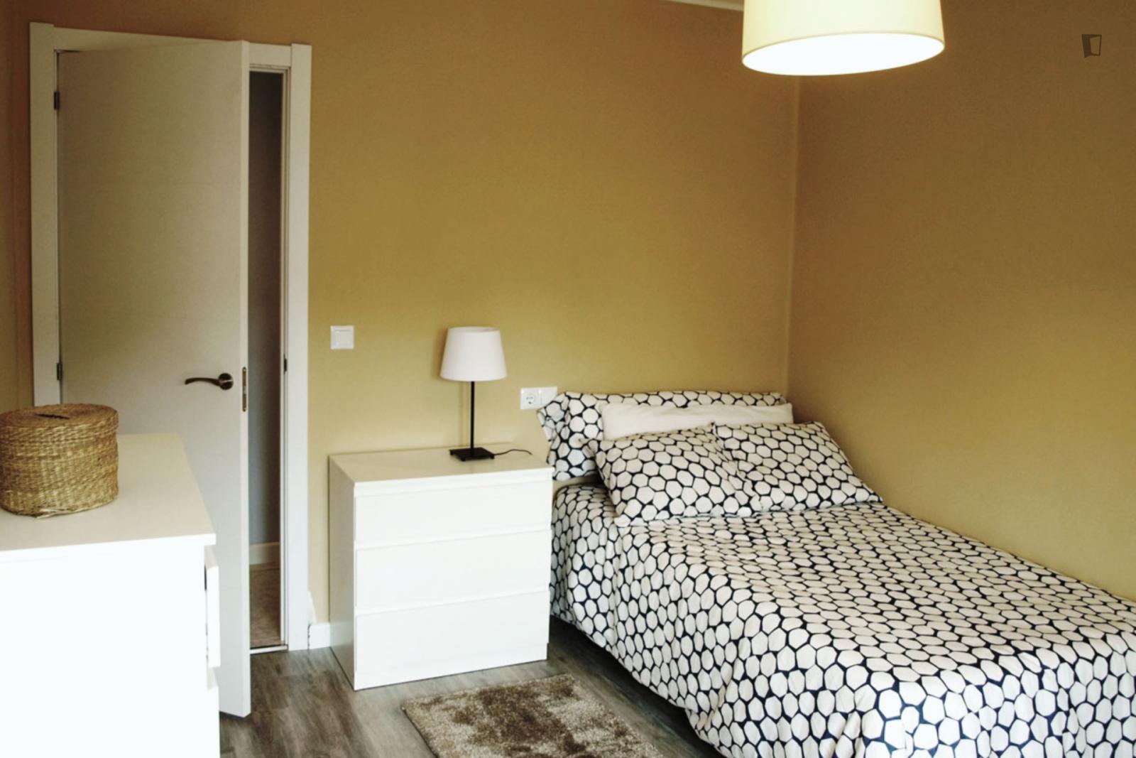 Modern Single Bedroom In A 3-Bedroom Apartment Near Jardines Del Campillín - 1