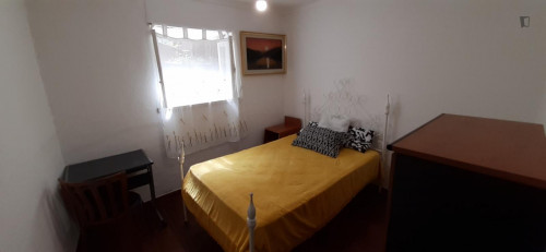 Bright single bedroom in Barreira