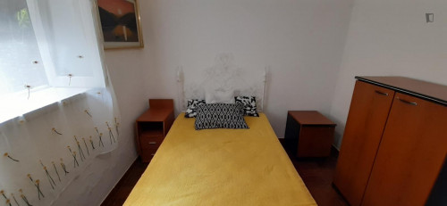 Bright single bedroom in Barreira