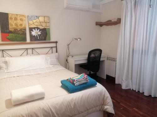 Double bedroom in 4-bedroom apartment