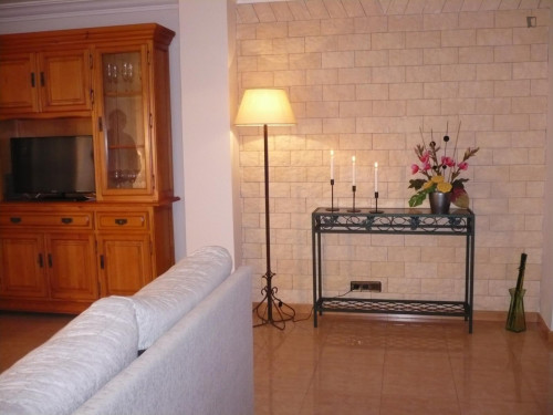 Double bedroom in 4-bedroom apartment - Gallery - 10