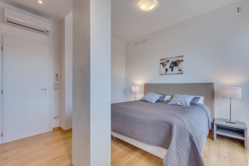 Comfortable ensuite double bedroom in 4-bedroom apartment