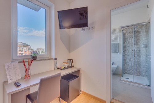 Comfortable ensuite double bedroom in 4-bedroom apartment - Gallery - 5