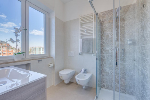 Comfortable ensuite double bedroom in 4-bedroom apartment - Gallery - 6