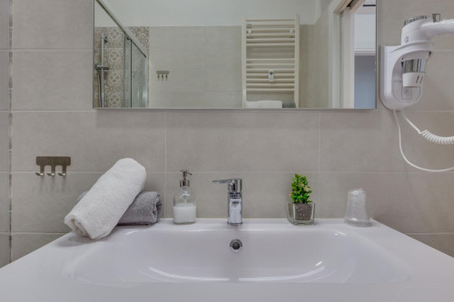 Comfortable ensuite double bedroom in 4-bedroom apartment - Gallery - 10