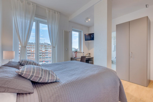 Comfortable ensuite double bedroom in 4-bedroom apartment