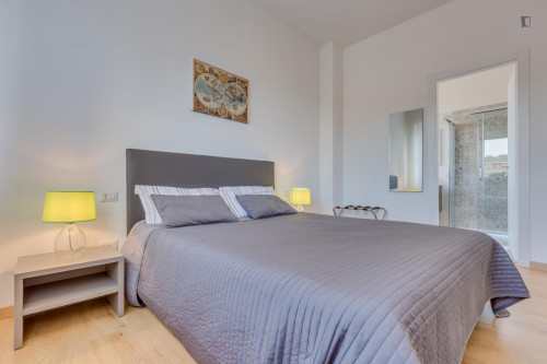 Spacious and full of light double bedroom with private bathroom, in 4 rooms apartment - Gallery - 6