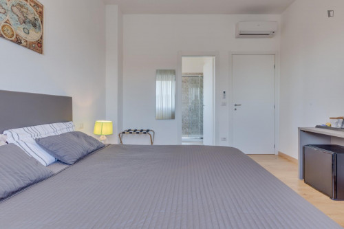 Spacious and full of light double bedroom with private bathroom, in 4 rooms apartment - Gallery - 7